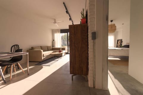 Garden, TV and multimedia, Living room, Seating area, Dining area, Bedroom