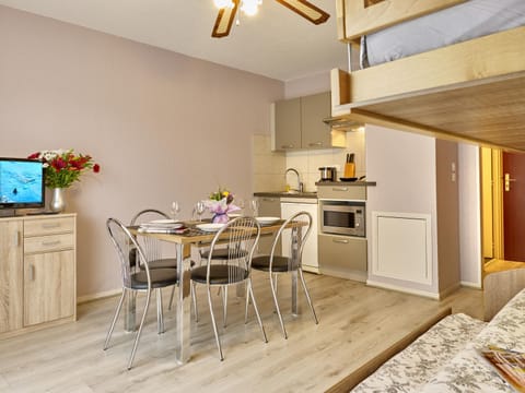 Kitchen or kitchenette, Dining area, Bedroom, bunk bed