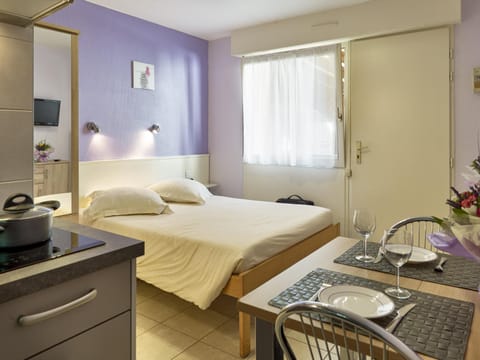 Bed, Dining area, Bedroom