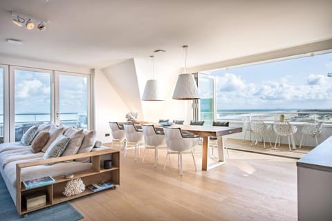 Natural landscape, View (from property/room), Balcony/Terrace, Dining area, Sea view