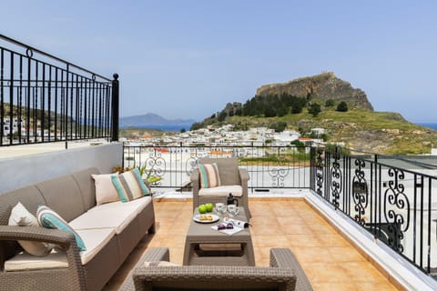 Balcony/Terrace, Seating area, City view, Landmark view, Sea view