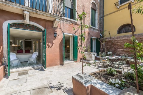 Property building, Facade/entrance