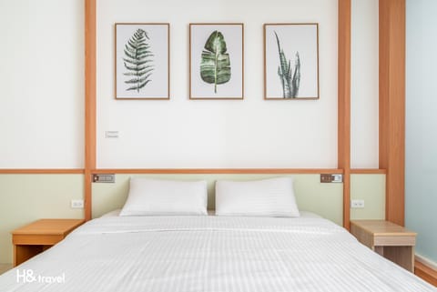 Bed, Photo of the whole room, Decorative detail, Bedroom