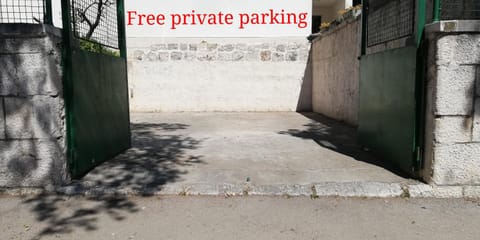 IBIS Your Cosy Oasis With Private Parking and Patio Apartment in Split