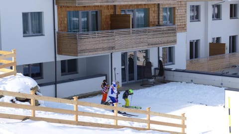 Property building, Facade/entrance, Off site, People, Activities, Winter, Skiing, On site, Sports, children, young children, older children, Family