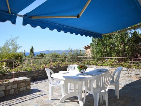 Villa californienne 4 chambres, terrasse vue mer, parking, animaux admis - FR-1-251-310 House in Le Lavandou