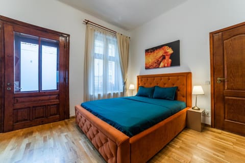 Bed, TV and multimedia, Bedroom, Parking