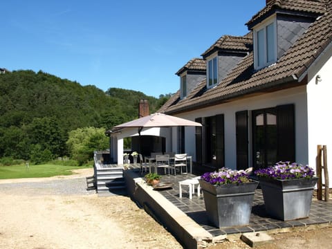 Property building, Patio, Facade/entrance, Spring, Day, Natural landscape, Garden, Balcony/Terrace, Garden view, Mountain view