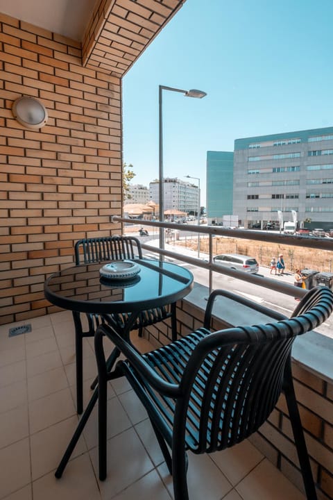 Day, Neighbourhood, View (from property/room), Balcony/Terrace, Dining area, City view