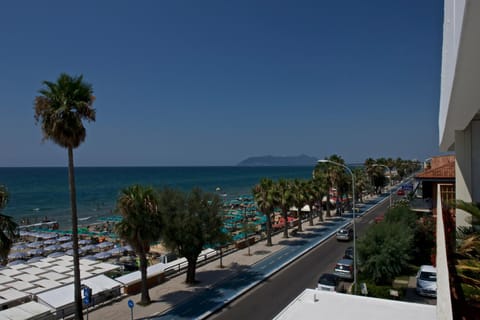 Sea view, Street view