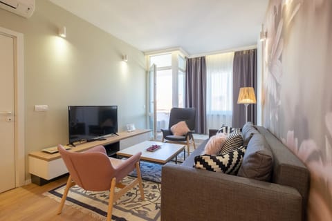 TV and multimedia, Living room, Seating area, Evening entertainment, air conditioner