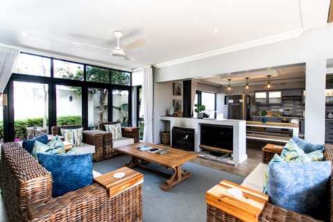 Lounge or bar, kitchen