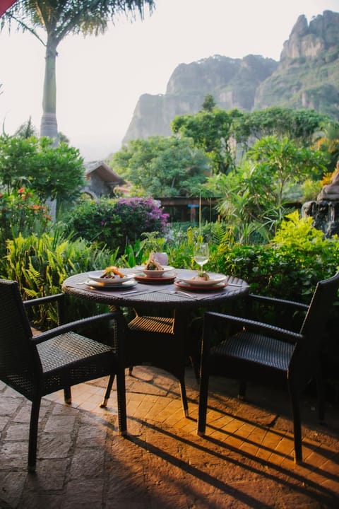 Restaurant/places to eat, Restaurant/places to eat, Garden view