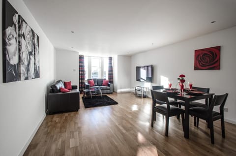Orange Apartments Polmuir Gardens Only 7 minutes to City Centre Apartment in Aberdeen