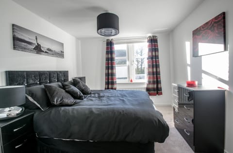 Orange Apartments Polmuir Gardens Only 7 minutes to City Centre Apartment in Aberdeen