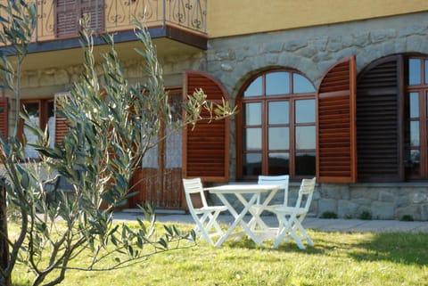 Property building, Facade/entrance, Natural landscape, Garden, Garden view