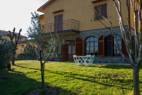 Property building, Facade/entrance, Natural landscape, Garden, Garden view