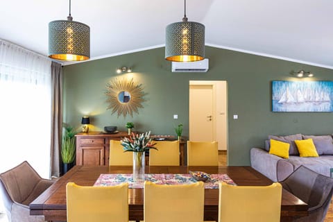 Restaurant/places to eat, Living room, Dining area