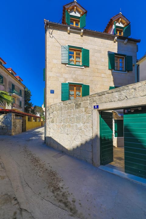 Facade/entrance, Neighbourhood