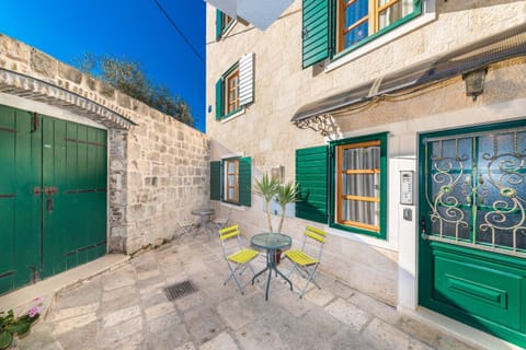 Patio, Facade/entrance