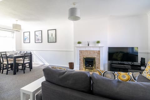 TV and multimedia, Living room, Seating area, Dining area