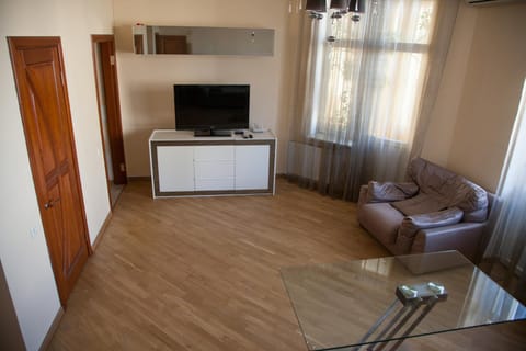 Communal lounge/ TV room, Facade/entrance, TV and multimedia, Living room, Seating area