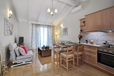Kitchen or kitchenette, Seating area, Dining area
