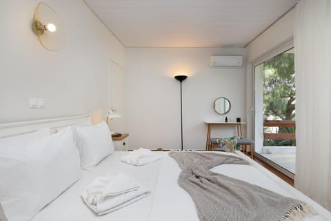 Bed, Bedroom, Garden view