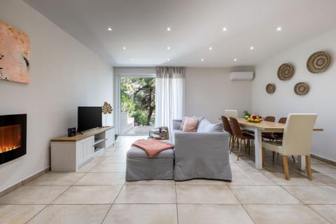 TV and multimedia, Living room, Dining area, Garden view, flat iron