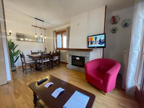 TV and multimedia, Living room, Seating area, Dining area