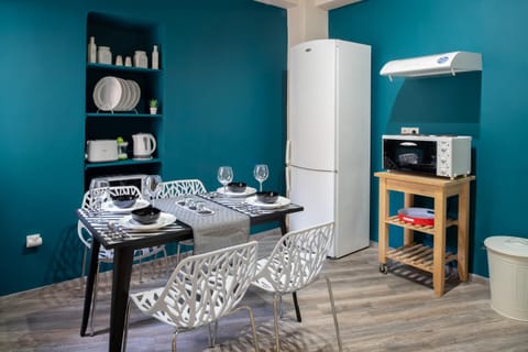 Coffee/tea facilities, Kitchen or kitchenette, Other, Other, Photo of the whole room, Decorative detail, Decorative detail, Dining area, Food