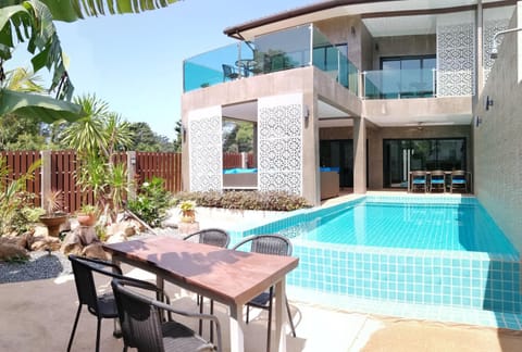 Patio, Garden, Balcony/Terrace, Seating area, Swimming pool