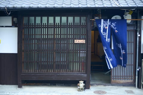 Facade/entrance, Decorative detail, Area and facilities