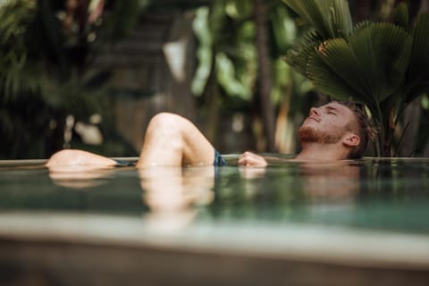 Guests, Swimming pool