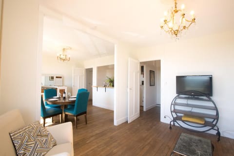 TV and multimedia, Living room, Seating area, Dining area