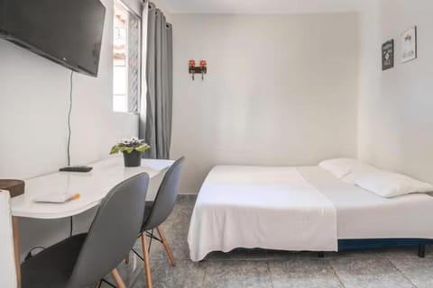 Bed, TV and multimedia, Dining area, Bedroom