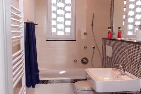 Toilet, Bath, towels