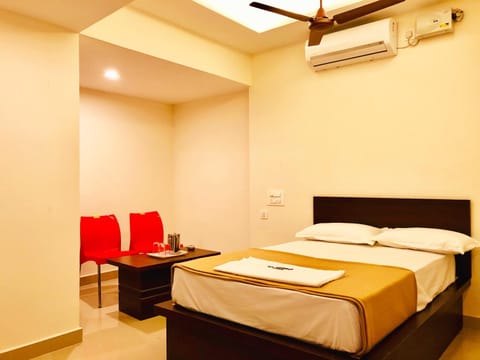 Bed, Living room, Photo of the whole room, Seating area, Bedroom, air conditioner