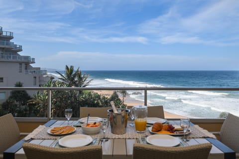 Patio, Natural landscape, Balcony/Terrace, Beach, Food, Sea view, Family