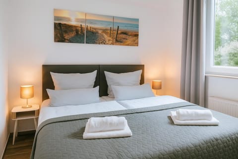 Bed, TV and multimedia, Photo of the whole room, Bedroom, Garden view, towels