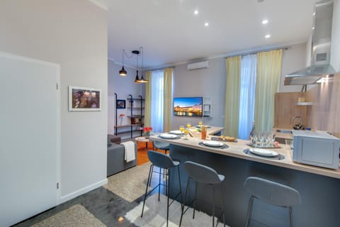 TV and multimedia, Kitchen or kitchenette, Living room, Seating area, Dining area