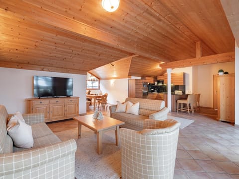 TV and multimedia, Kitchen or kitchenette, Living room, Seating area, Dining area