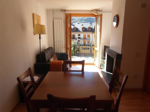TV and multimedia, View (from property/room), Balcony/Terrace, Living room, Seating area, Dining area, Mountain view, Street view
