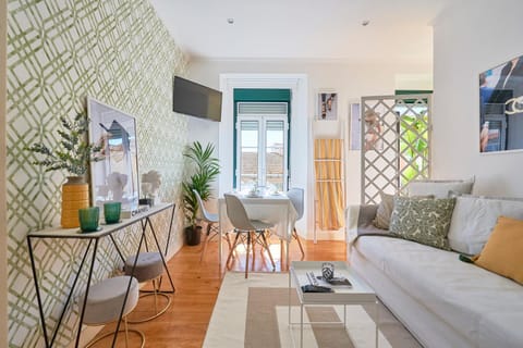 Property building, Communal lounge/ TV room, People, Activities, View (from property/room), Other, Decorative detail, City view, Landmark view, Street view