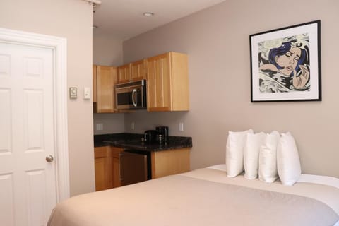 Bed, Kitchen or kitchenette, Bedroom