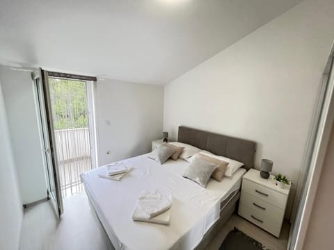 Bed, Bedroom, towels