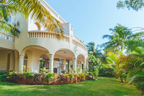 Property building, Facade/entrance, Garden, Balcony/Terrace, Decorative detail, Garden view