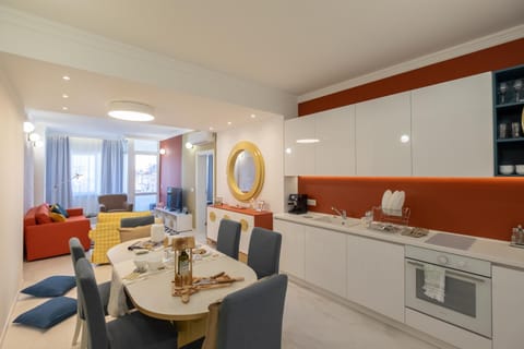 Kitchen or kitchenette, Seating area, Dining area, oven, stove