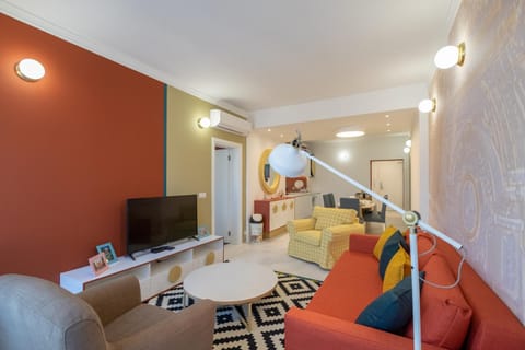 TV and multimedia, Living room, Seating area, Evening entertainment