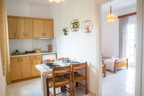 Coffee/tea facilities, Kitchen or kitchenette, Dining area, kitchen